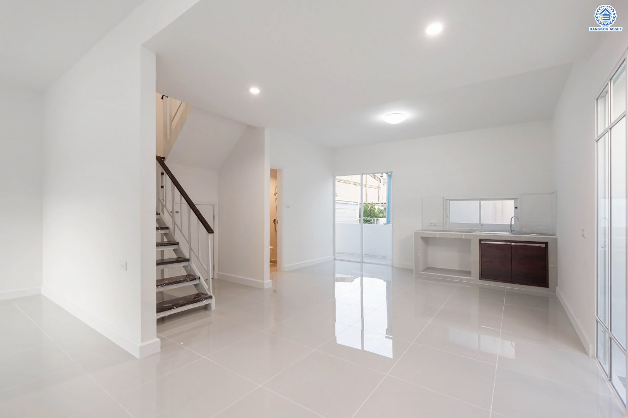 บ้านมือสองตกแต่งใหม่ โครงการ เดอะวิลเลจ แจ้งวัฒนะ-ติวานนท์ หลังมุม เนื้อที่ 55 ตร.ว. ดีไซน์ตอบทุกไลฟ์สไตล์ ฟังก์ชัน 3 ห้องนอน 2 ห้องน้ำ จอดรถได้ 2 คัน Living ชั้นล่างกว้างขวาง สามารถกั้นเป็นห้องเพิ่มได้สบาย ๆ บนทำเลติดถนนใหญ่ เชื่อมต่อทุกเส้นทาง ใกล้รถไฟฟ้าสายสีชมพู "สถานีแจ้งวัฒนะ-ปากเกร็ด28" และจุดขึ้นทางด่วน "ศรีสมาน"